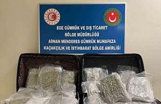 İzmir’deki havalimanında valiz içerisinden "zehir"...