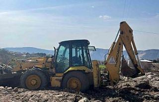 İzmit Belediyesi ekipleri, sel bölgesinde çamura...