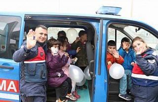 Jandarma ekipleri çocuklara jandarmayı tanıttı
