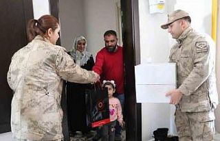 Jandarma ekipleri depremzede vatandaşlarla bir araya...