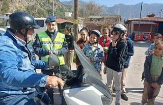 Jandarma öğrencilere kask eğitimi verdi