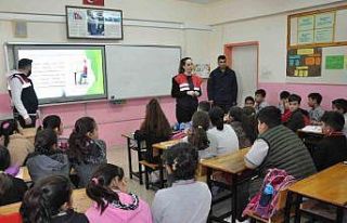 Jandarma öğrencileri siber suçlara karşı bilgilendirdi