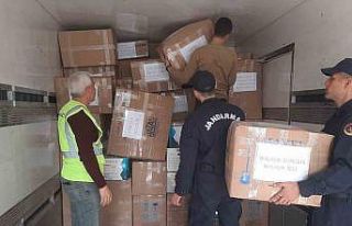 Jandarma personelleri depremzedelere yardım malzemesi...