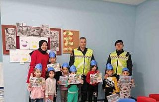 Jandarma trafik ekipleri depremzede çocukları unutmadı