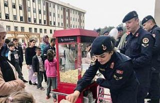 Jandarma’dan depremzede çocuklara moral ziyareti