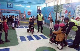 Jandarmadan öğrencilere trafik eğitimi