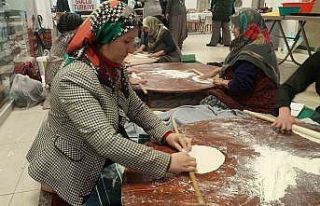 Kadın başkan depremzedeler için gözleme yaptı