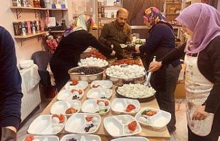 Kadınlar depremzedeler için sarma ve dolma yaptı