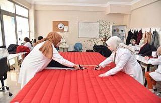 Kadınlar depremzedeler için üretiyor