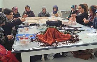 Kadınlar hem meslek öğreniyor hem de aile bütçesine...