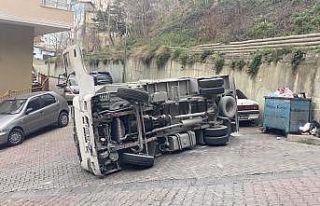 Kağıthane’de kamyonet devrildi: Araçları teğet...