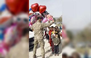 Kahraman Mehmetçik’ten depremin çocuklarına moral...