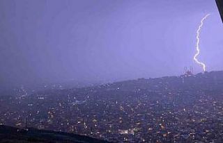 Kahramanmaraş’ta çakan şimşekler adeta geceyi...