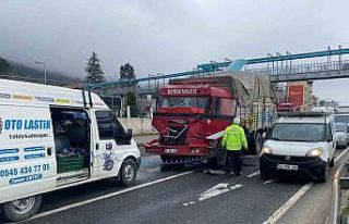 Kamyon tıra çarptı: 1 yaralı