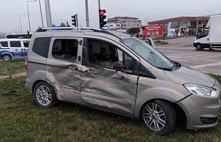 Kamyonet kavşakta hafif ticari araca çarptı: 1...