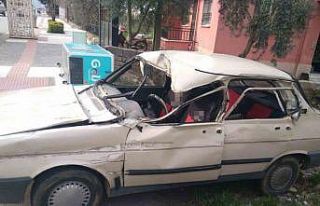 Kamyonete çarpan otomobil sürücüsü yaralandı