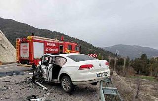 Kamyonetle otomobil kafa kafaya çarpıştı: 1 ölü,...