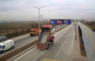 Kamyonun açık kalan damperi bilgilendirme ekranına...