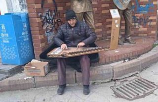 Kanun melodileriyle insanların içini ısıtıyor