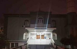 Kapıya siper oldu, cemaati camiye sokmadı: O anlar...