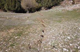 Kar, eridi 300 metrelik fay kırığı ortaya çıktı