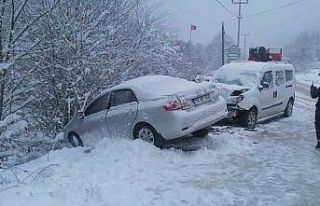 Kar yağışı beraberinde kazayı getirdi: 2 yaralı