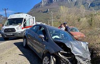 Karabük’te otomobiller çarpıştı: 1’i ağır...