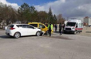 Karaman’da otomobil ile ticari taksi çarpıştı:...