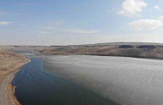 Kars Baraj Gölü’nün buzları çözülüyor