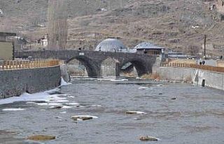 Kars Çayı’nın buzları çözülmeye başladı