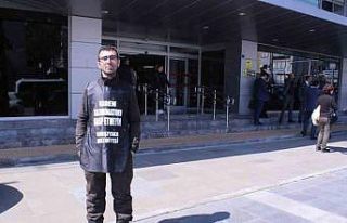 Karşıyaka Belediyesi önünde tek kişilik işçi...