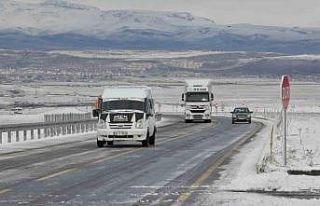 Kars’ta sürücülerin buzla imtihanı