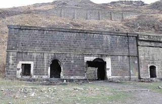 Kars’ta tarihi yapılar yok oluyor