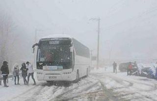 Kartepe’de kar aniden bastırınca araçlar zirveye...
