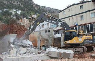 Kaş’ta kaçak yapı belediye ekipleri tarafından...