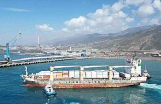 Katar’ın gönderdiği yaşam konteynerlerini taşıyan...