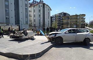 Kavşakta iki otomobil çarpıştı: Baba ve oğlu...