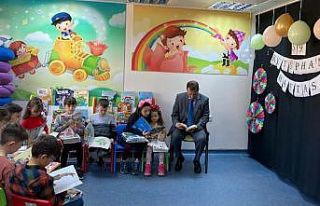 Kaymakam Gürdal öğrencilerle kitap okudu