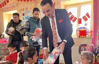 Kaymakam Karakaş öğrencilere oyuncak verdi