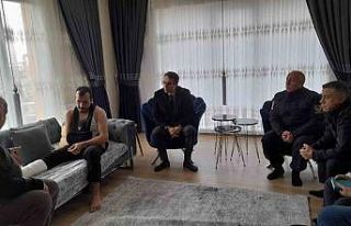 Kaymakam Yılmaz depremzede aileleri ziyaret etti