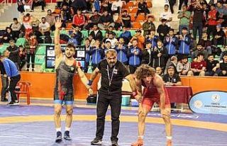 Kayserili güreşçiler Avrupa’da Türkiye’yi...