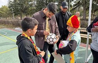 Kayserisporlu futbolcular, depremzede çocukların...