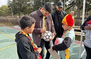 Kayserisporlu futbolculardan depremzede çocuklara...