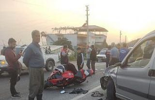 Kazada savrulan motosiklet sürücüsünü taktığı...