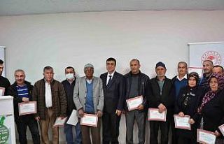 Kekik mektebini başarıyla tamamlayan çiftçiler...