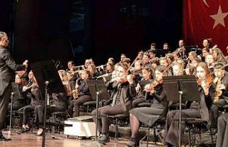 Kemer’de gençlik orkestrası şehitler için sahnede...