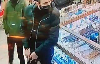 Kendilerini polis olarak tanıtan soyguncular dükkandan...