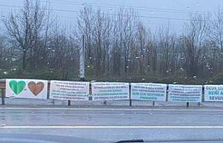 Kendini affettirmek için yolu pankartlarla donattı