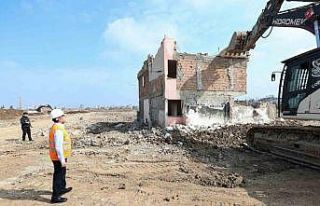 Kentsel dönüşüm alanında son evde yıkıldı,...