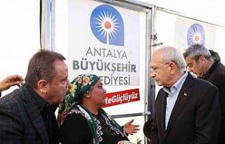 Kılıçdaroğlu, depremzedelerle yemek yedi